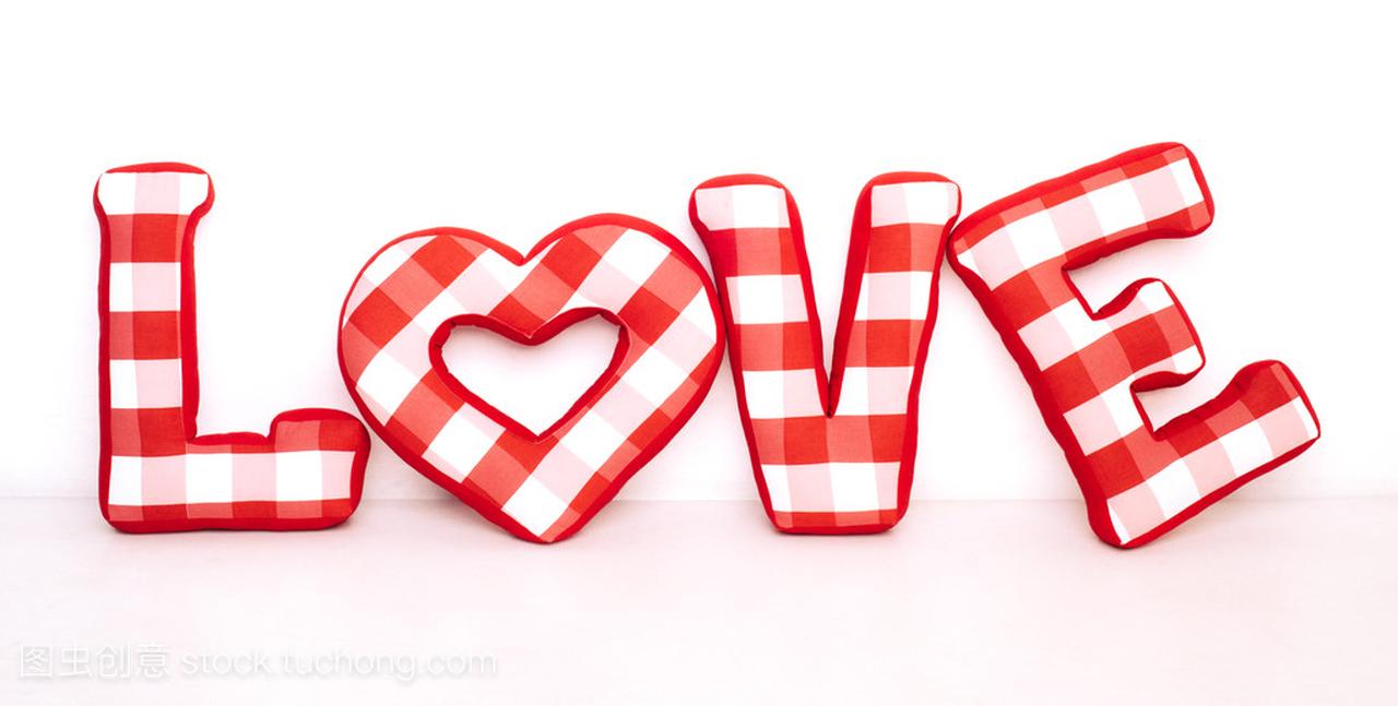 有趣的爱情词的毛绒红色字母白色背景上。全格