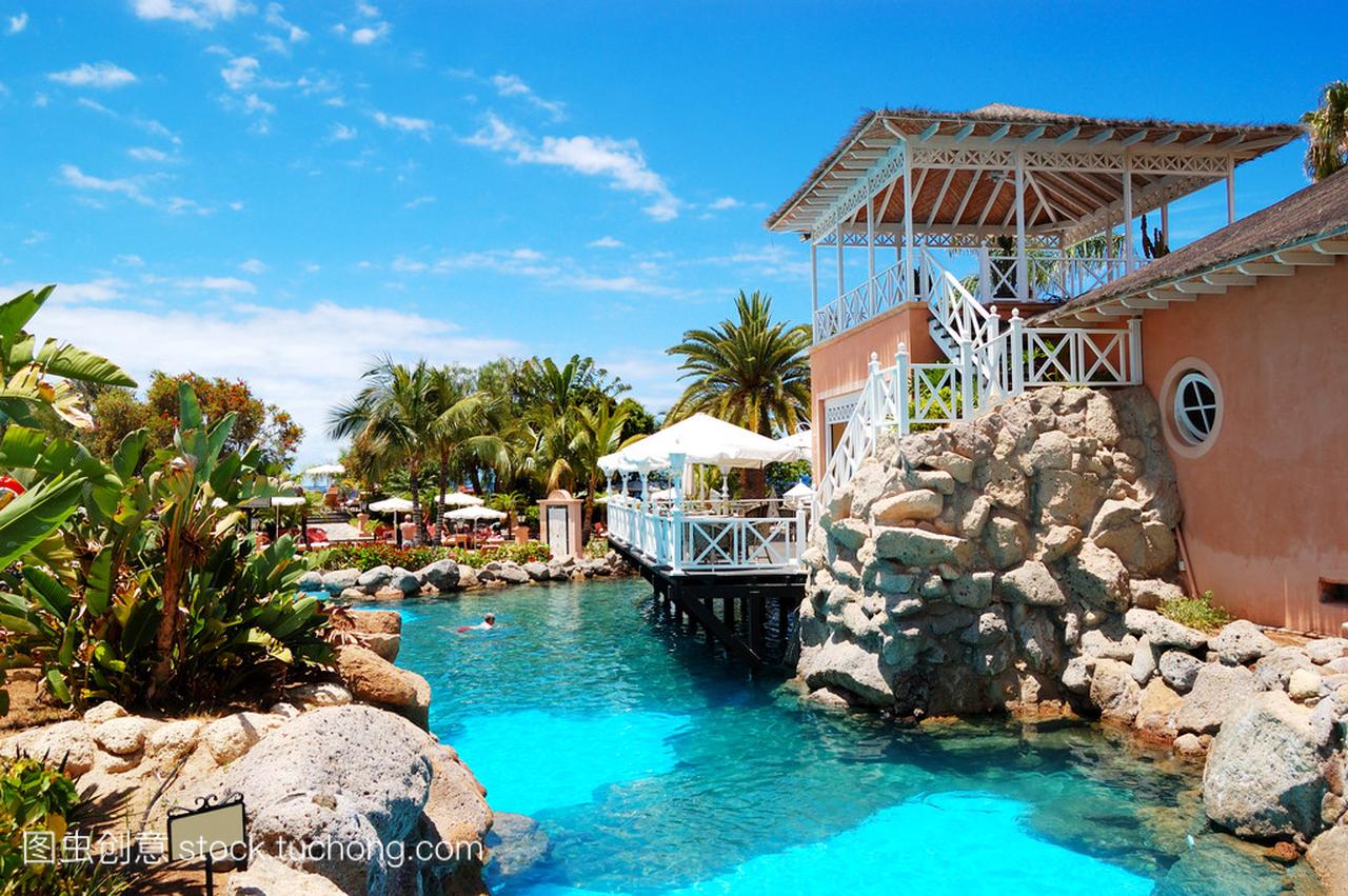 游泳池附近露天餐厅,在特内里费岛豪华酒店