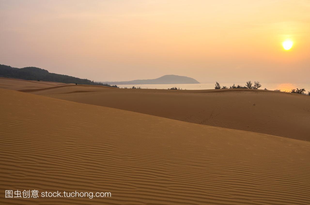 红色的沙丘时日出时分越南美奈