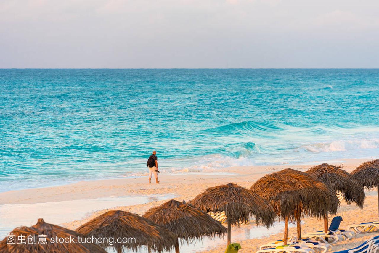 古巴岛基拉戈岛早上海滩的视图。复制文本的空