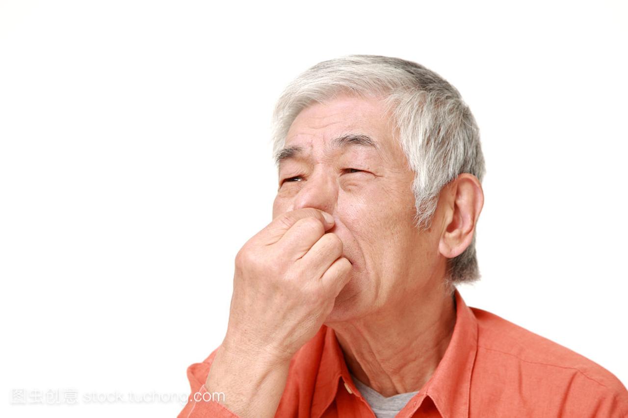 日本老人捏着鼻子因为难闻的气味