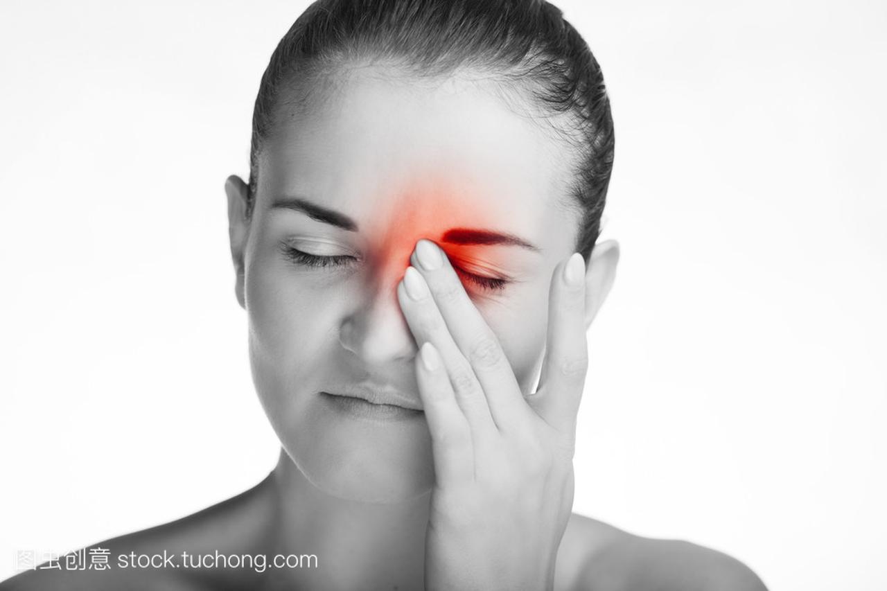 妇女有头痛偏头痛或疼痛的眼睛