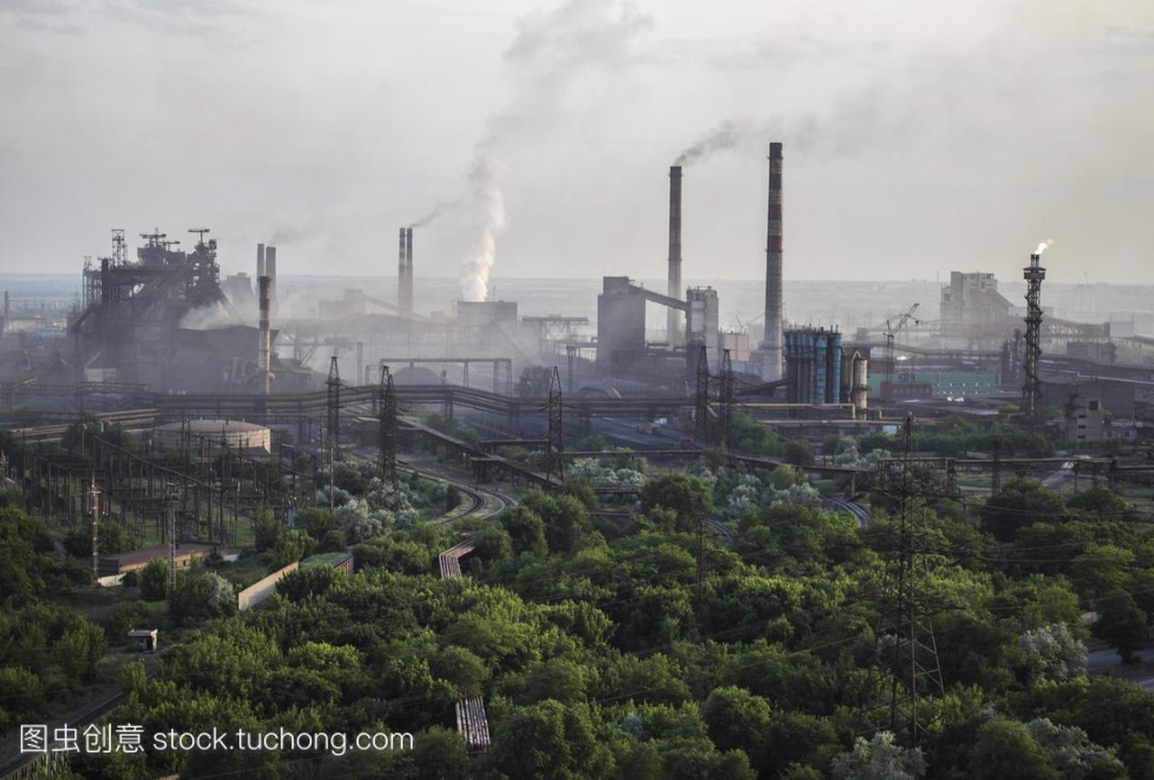 在乌克兰的工业景观。烟雾在日落时的钢厂。烟