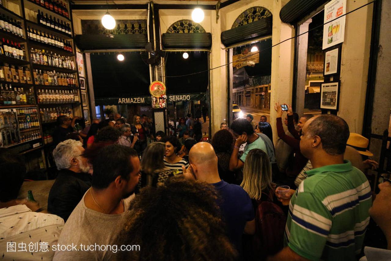 由葡萄牙人建立的传统酒吧是卡里奥卡 cul 的一
