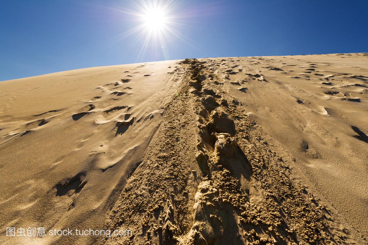 在摩洛哥撒哈拉沙漠,沙丘的脚印
