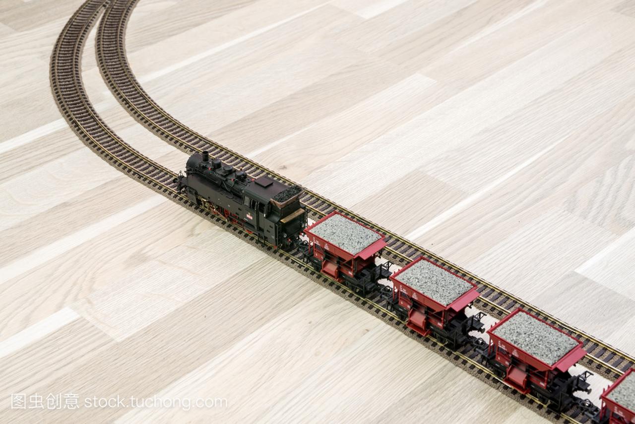蒸汽火车模型上木地板,游戏的孩子们