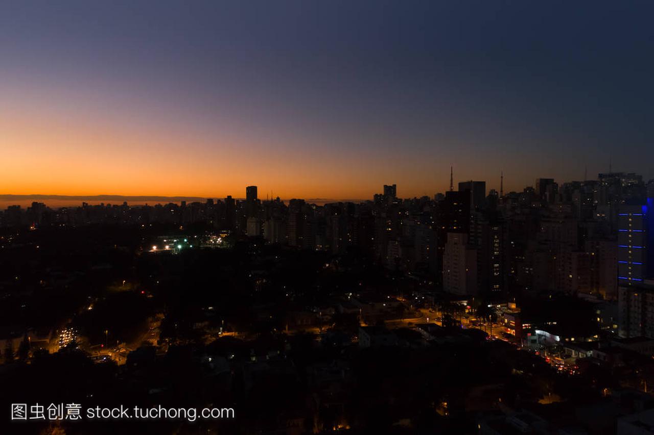 黄昏的天空,在巴西圣保罗市,巴西