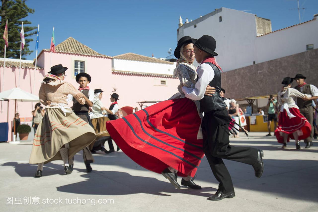 传统葡萄牙舞蹈在周六市场