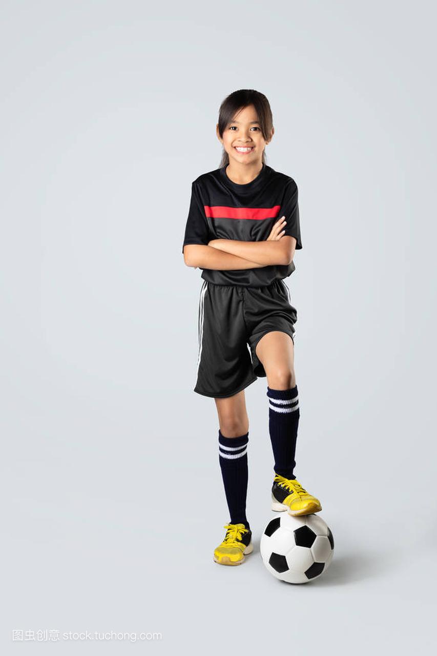 年轻的亚洲女孩踢足球