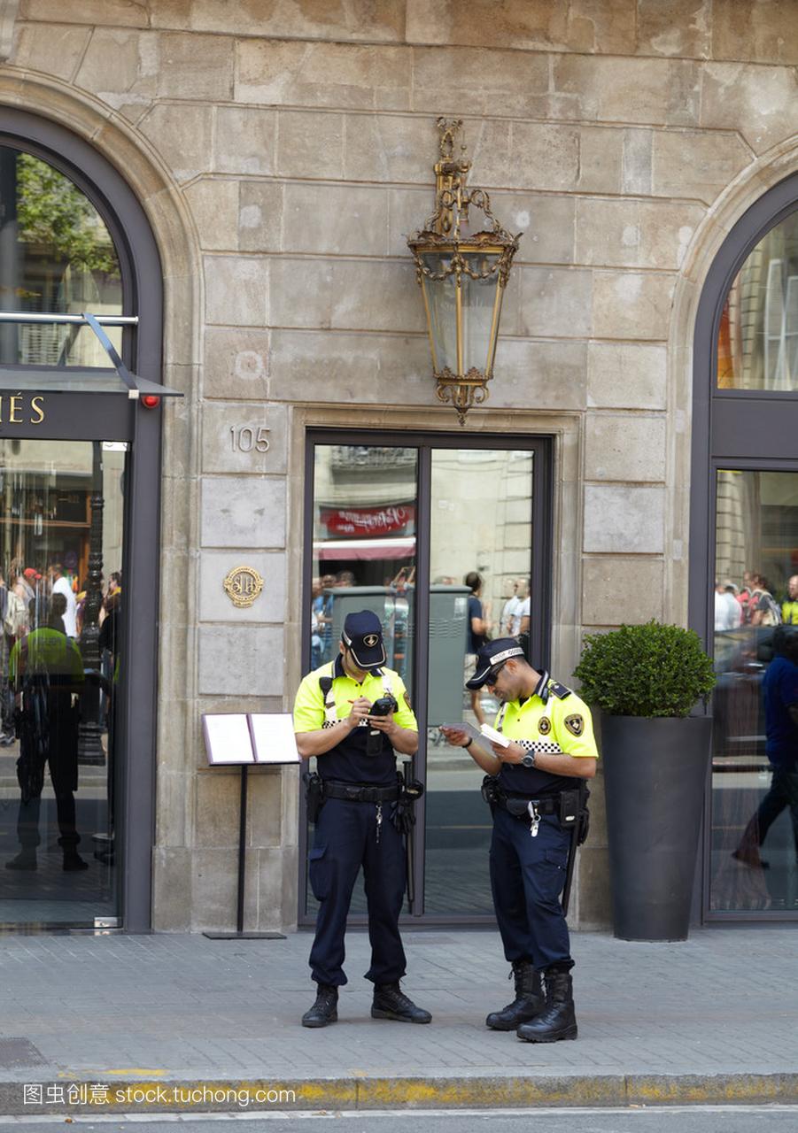 两名警察在巴塞罗那