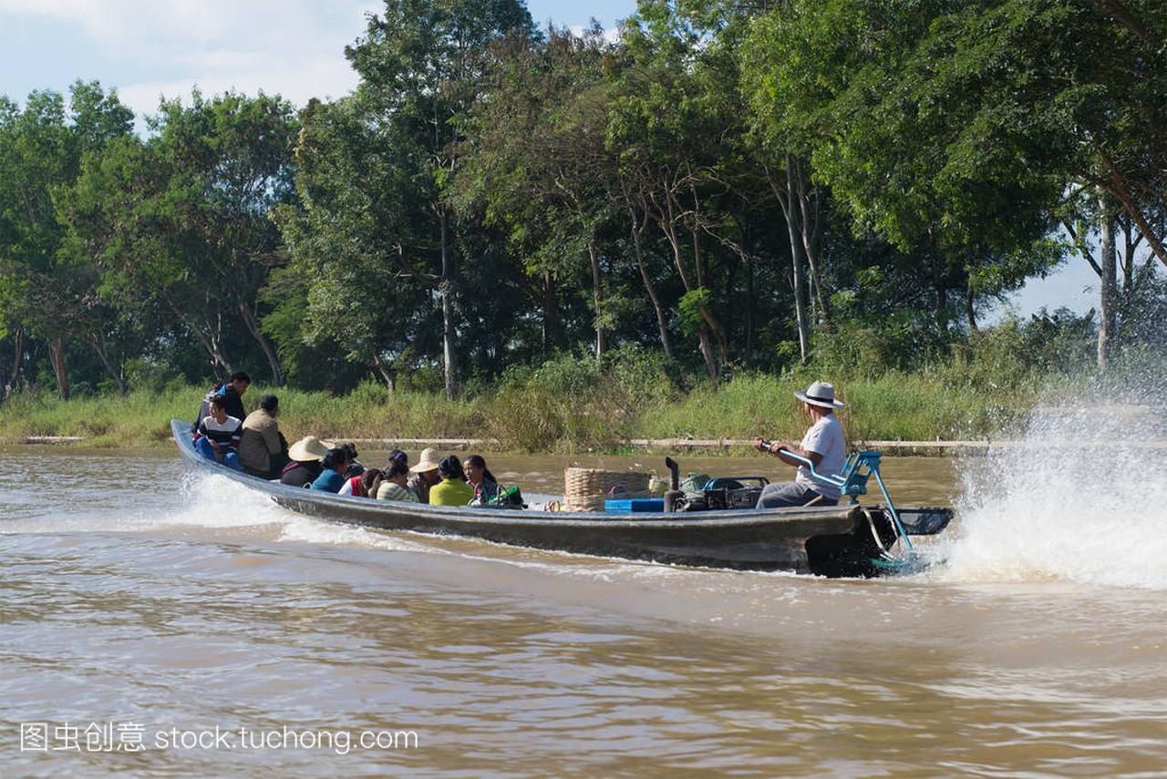 传统的缅甸船运载本地居民使用运河到茵莱湖
