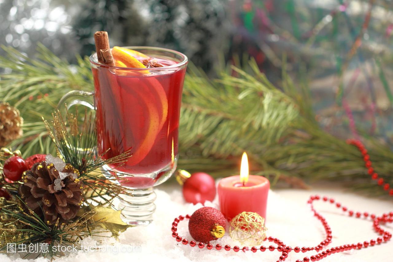 杯热红酒与圣诞装饰