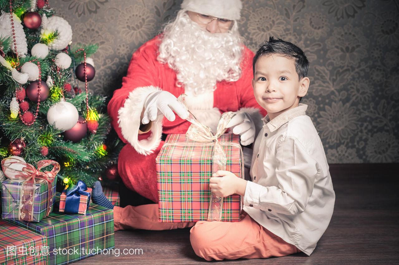 快乐 multiraceal 男孩和圣诞老人与大礼品盒