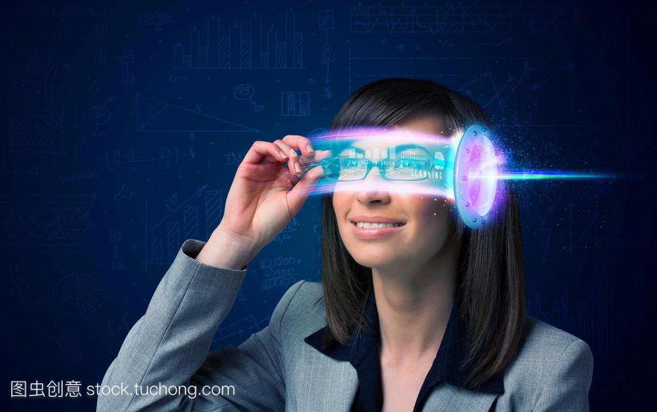 从未来与高科技的智能手机眼镜的女人