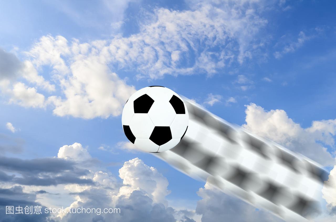 足球在蓝蓝的天空,运动模糊上移动得更快。体