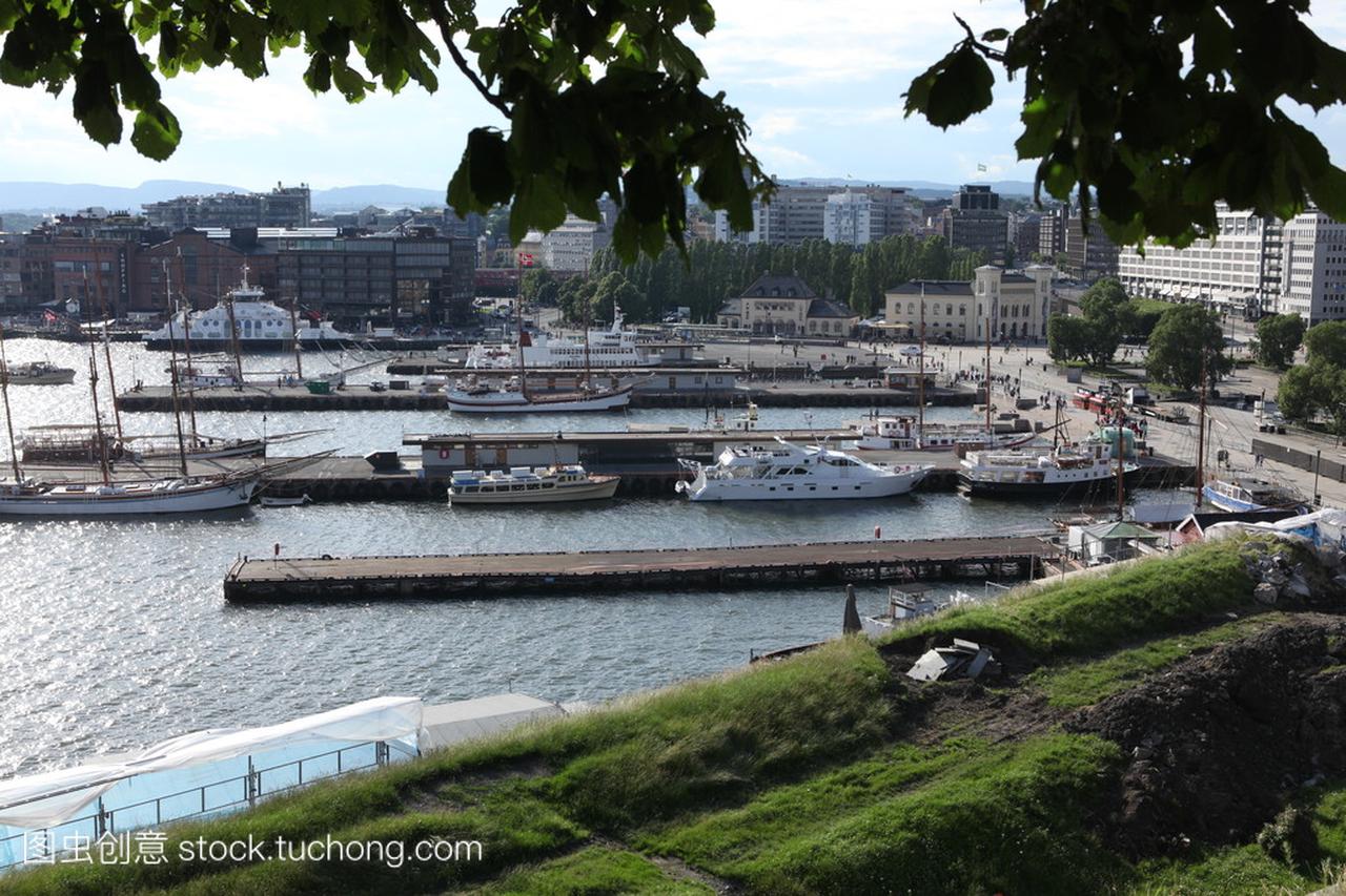 船停泊在旧的挪威奥斯陆港口