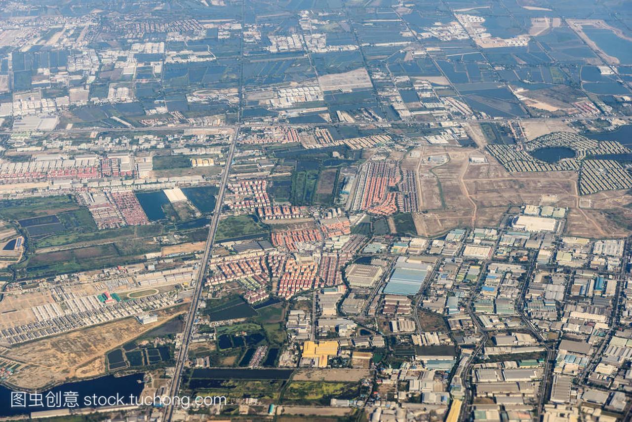 顶视图的住宅面积,泰国郊区。查看从飞机窗口