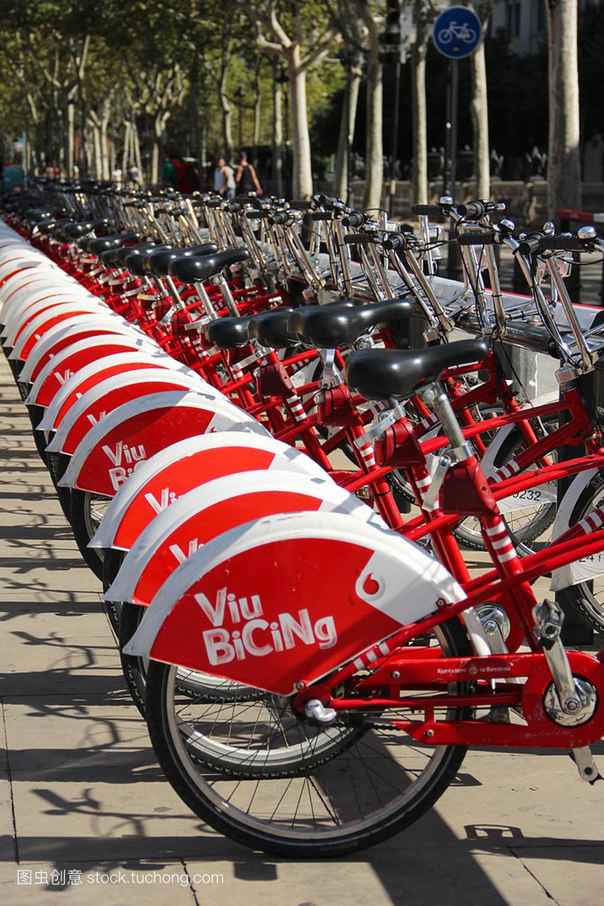 在西班牙巴塞罗那举行的 Red 租赁自行车