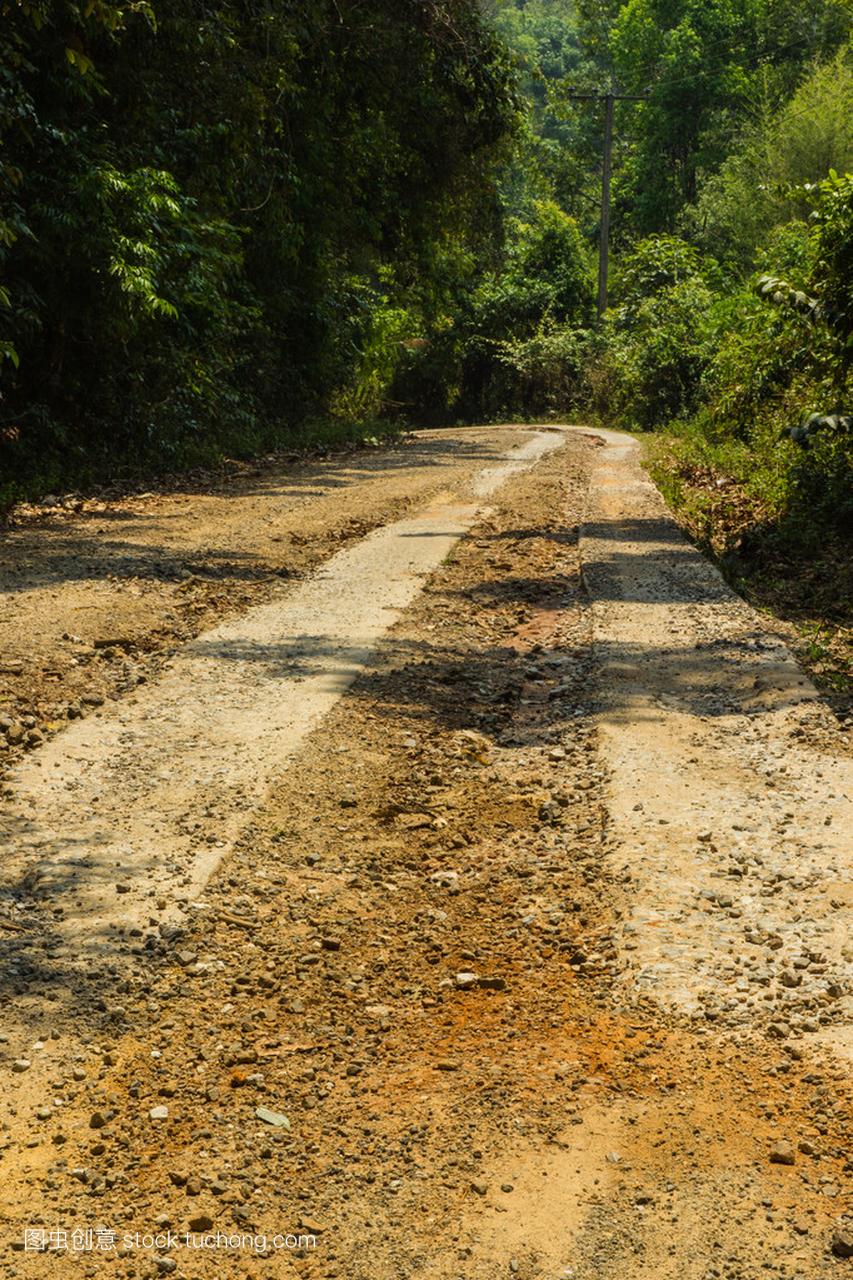 在不发达的国家,泰国农村公路