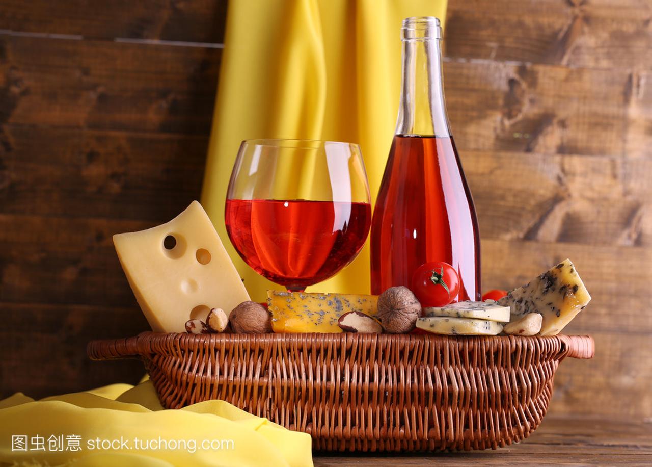桃红葡萄酒和不同种类的奶酪