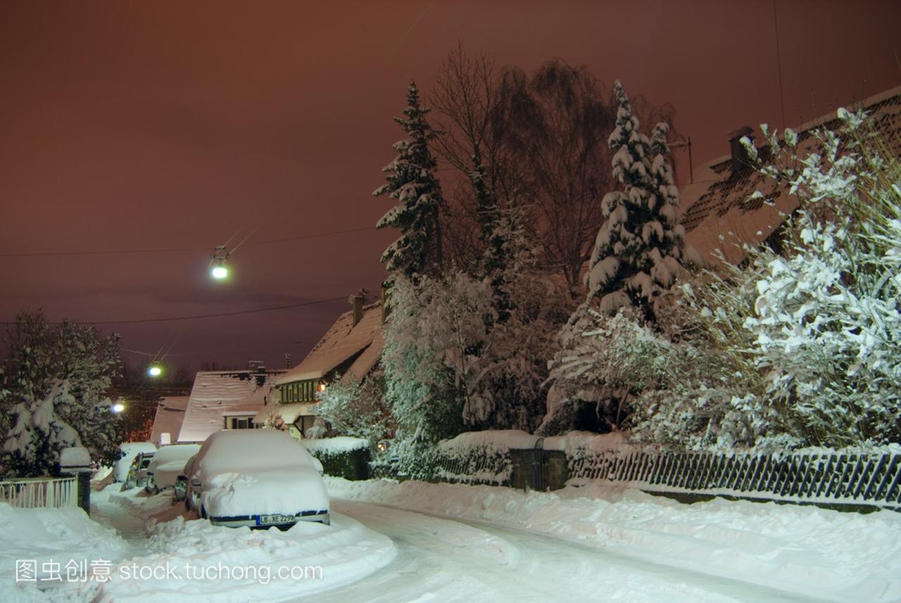 斯图加特-路德维希堡和汽车的夜街埋在雪里