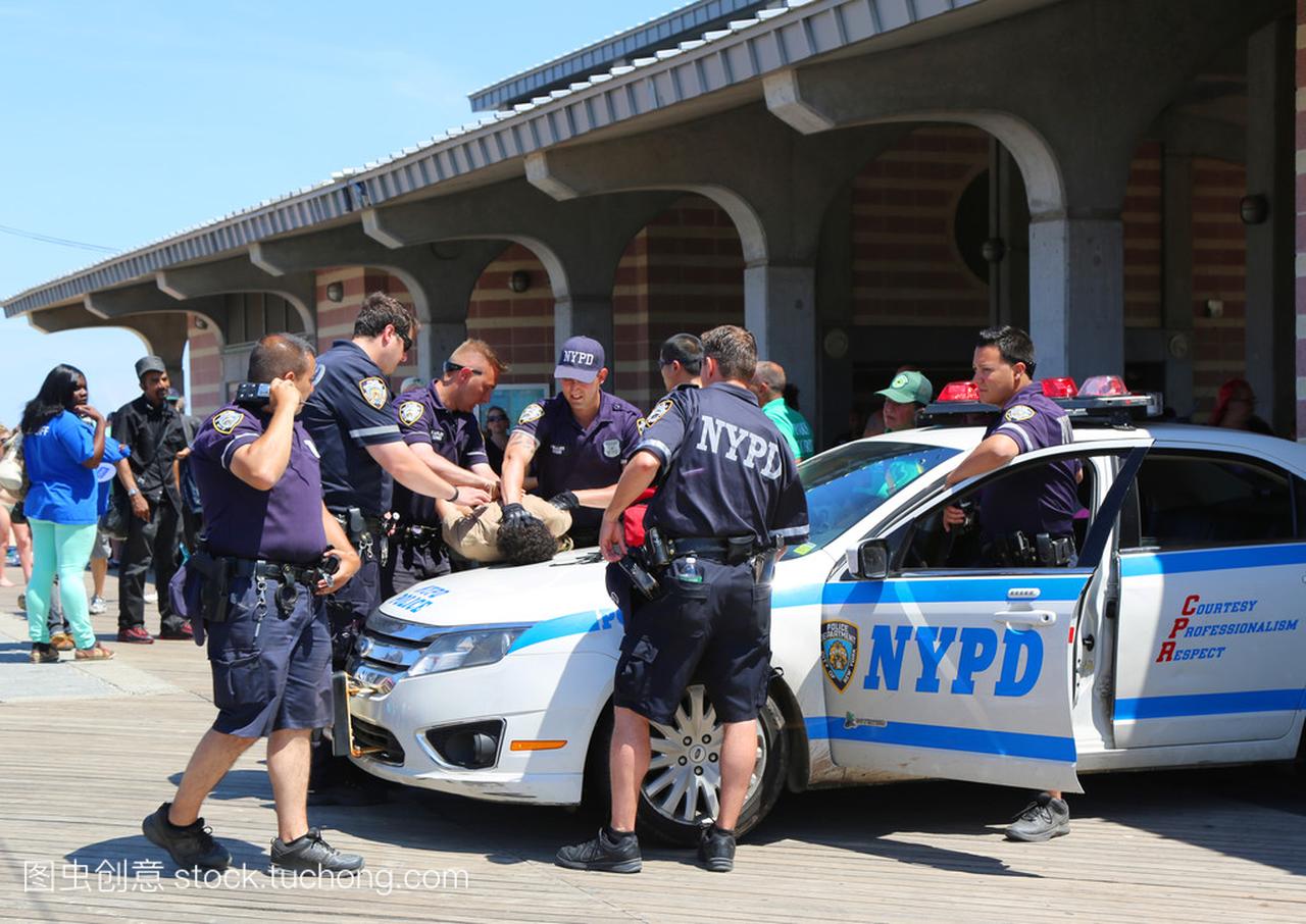 纽约市警察局官员提供安全在布鲁克林康尼岛海