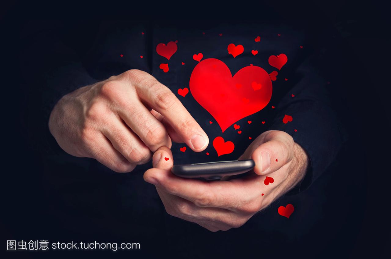 在情人节大的智能手机上打字爱情短信的人