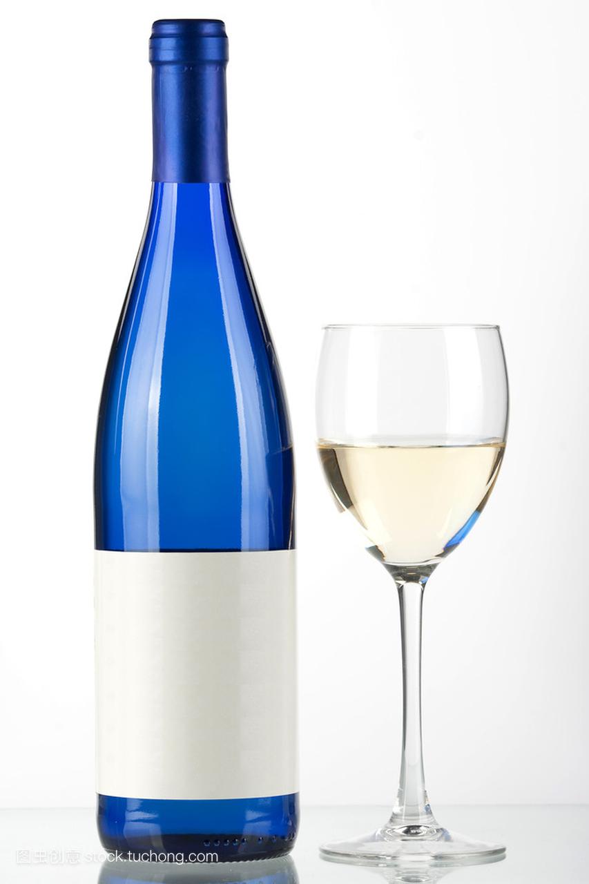 蓝瓶的葡萄酒和葡萄酒白玻璃