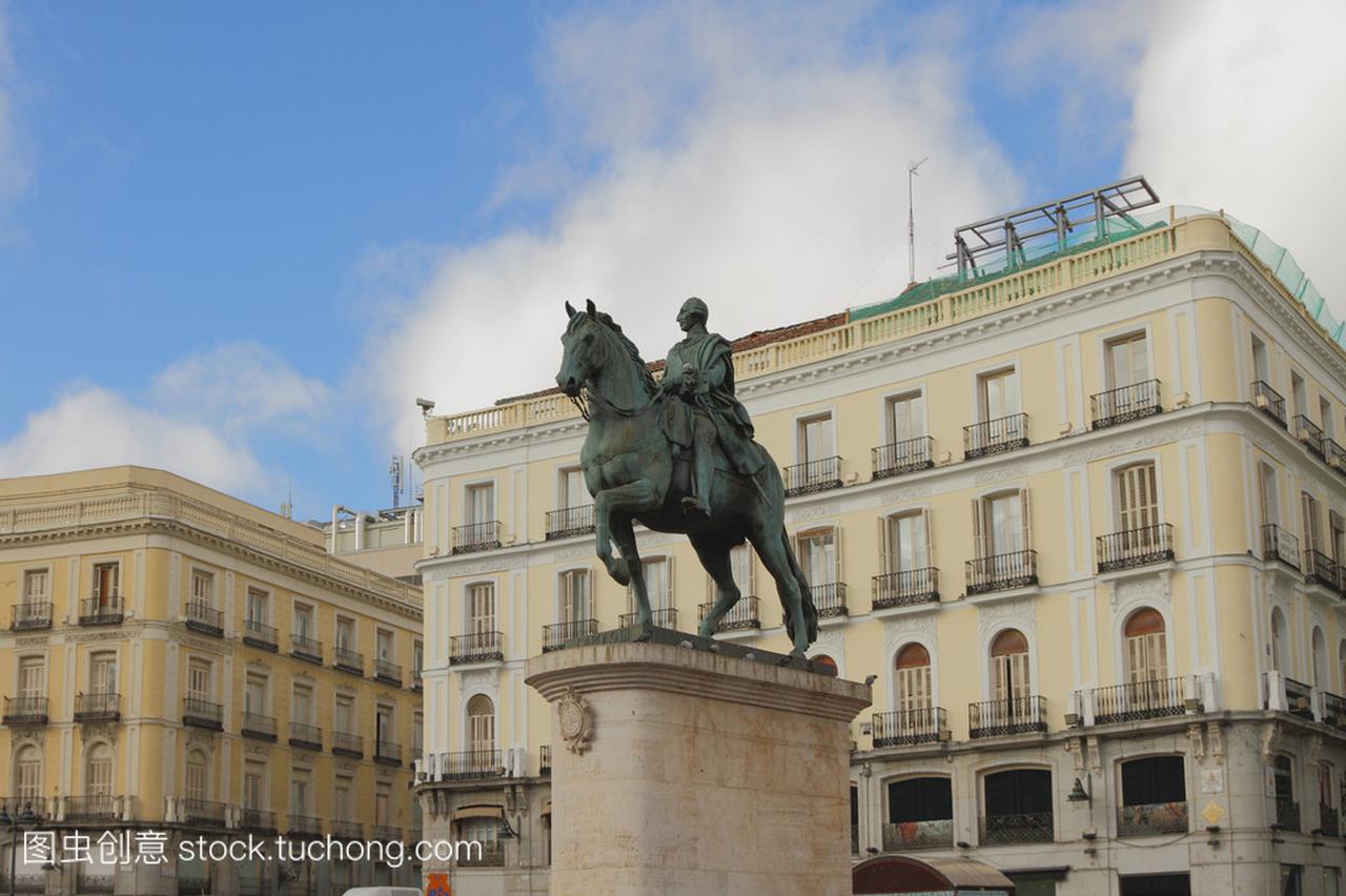 卡尔的三尊雕像在太阳门广场上。马德里西班牙