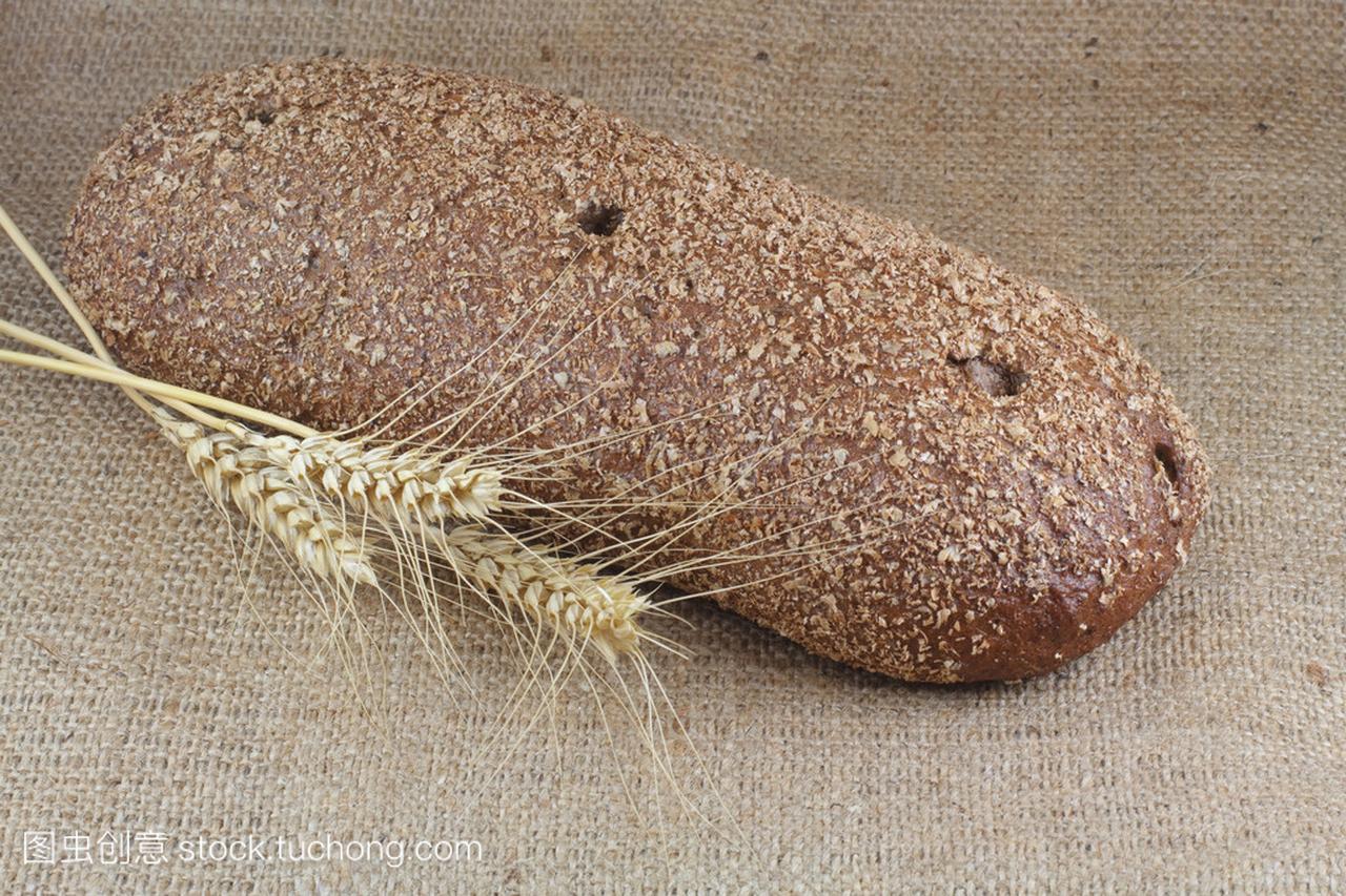 全麦面包的小麦的三个耳