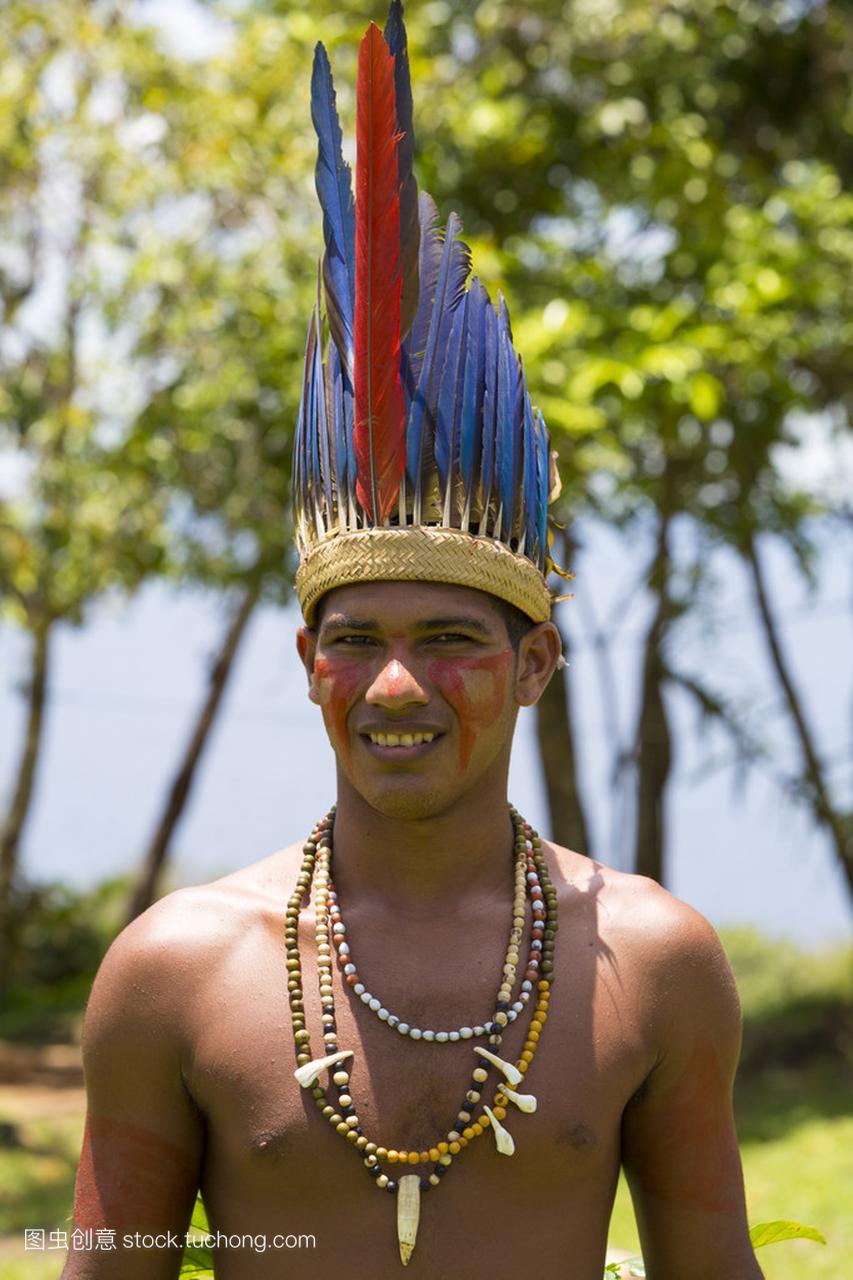 在巴西亚马逊部落从巴西印度帅哥