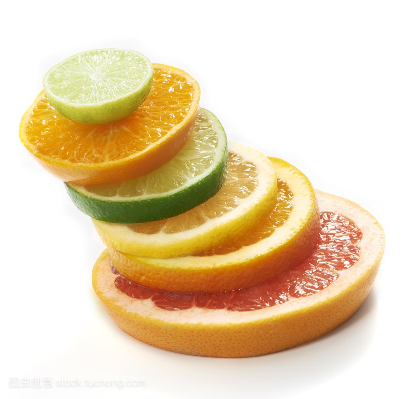 柑橘类水果切片堆叠在一起