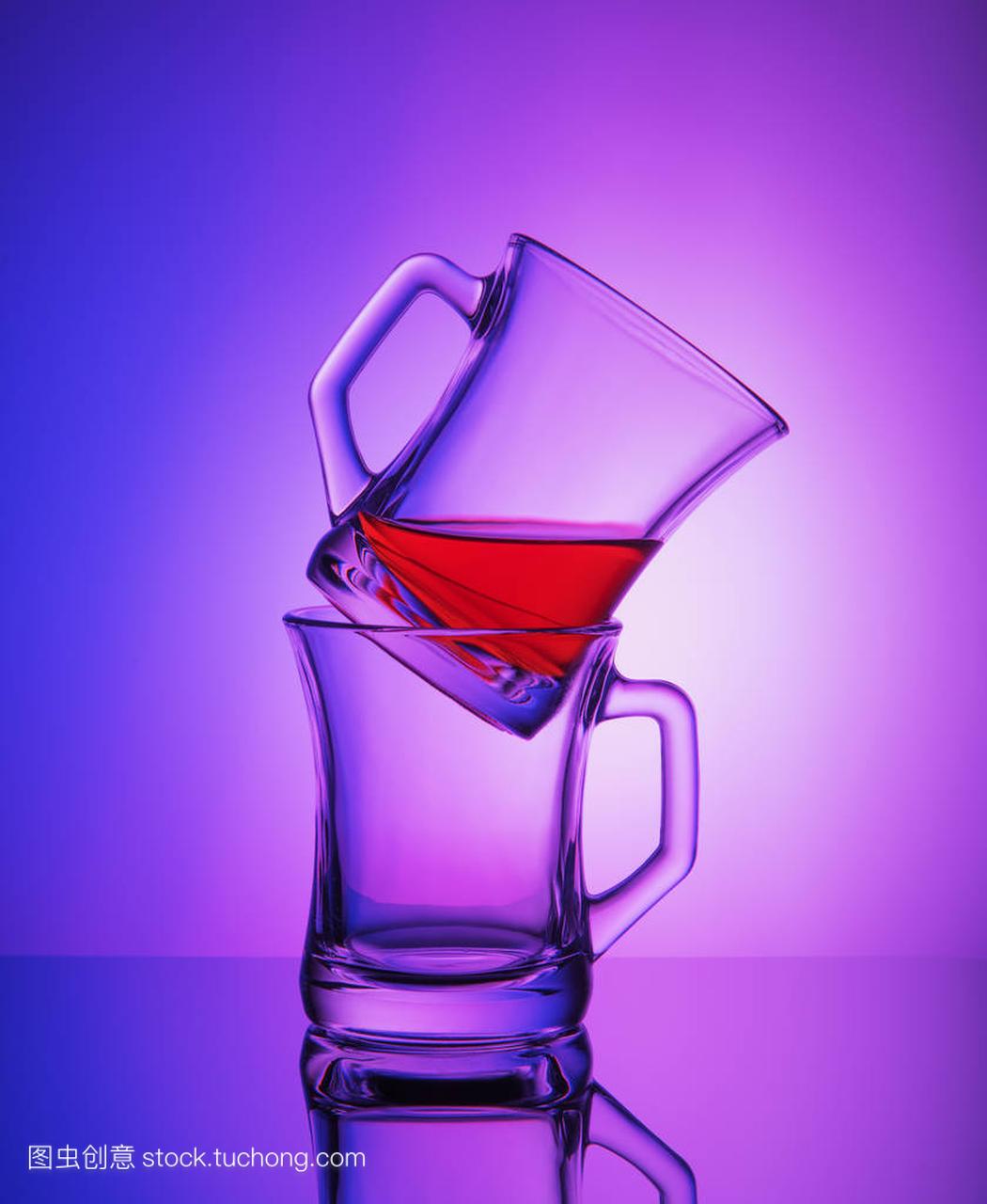 关闭两个空的水晶杯茶跟观渐变的蓝色和紫色背