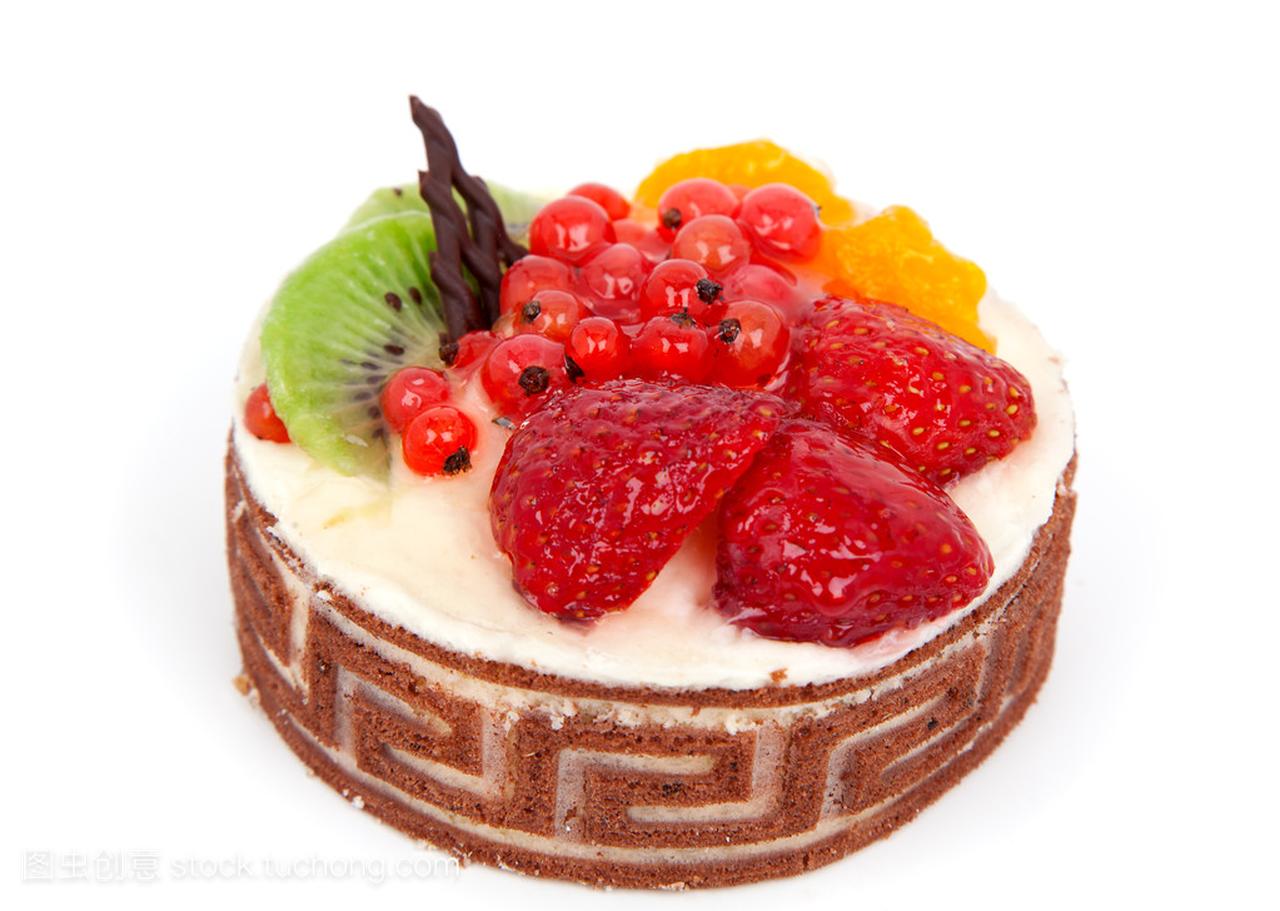 在白色背景上孤立的低热量水果蛋糕