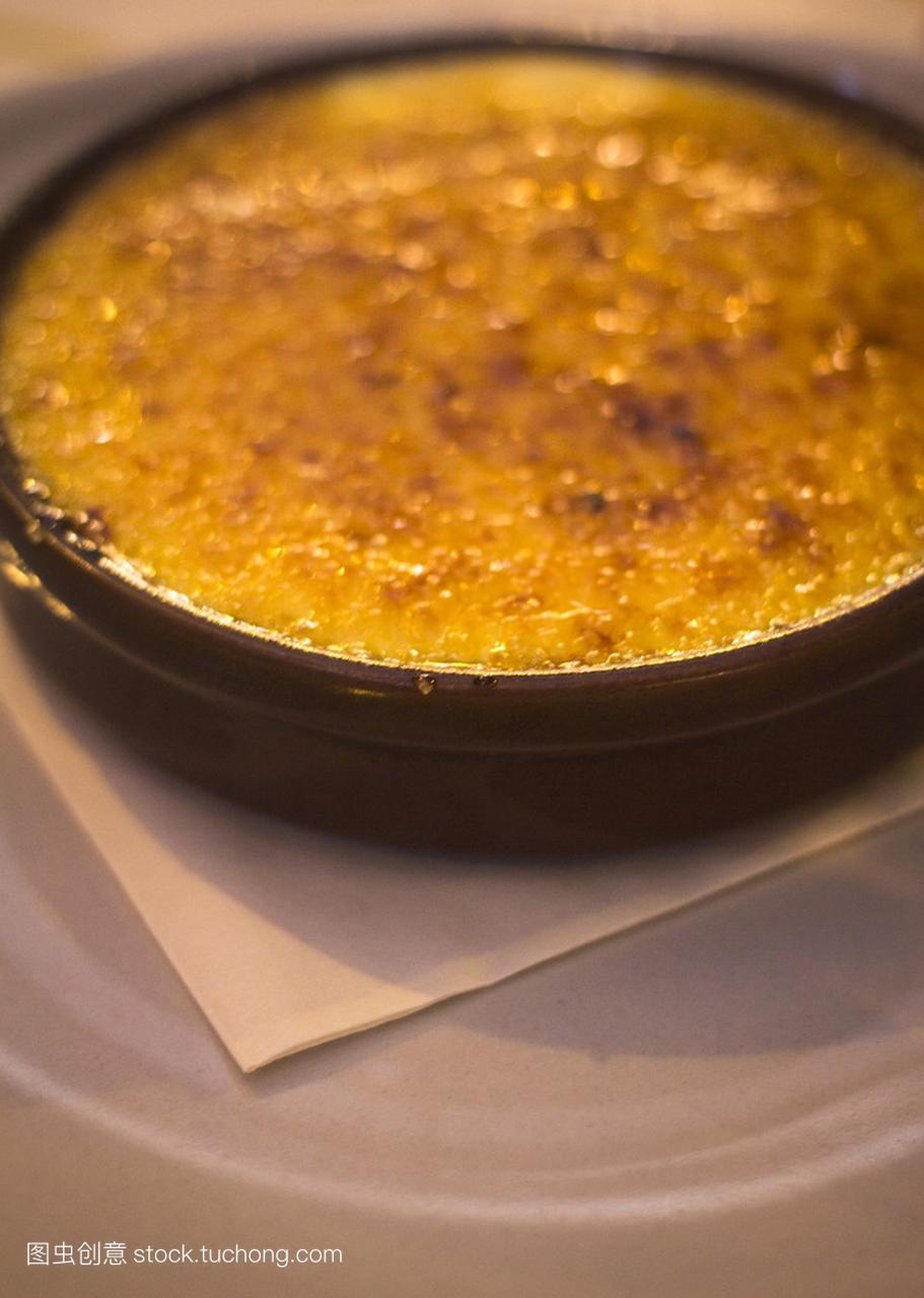 Creme brulee crema Catalana dessert in resta