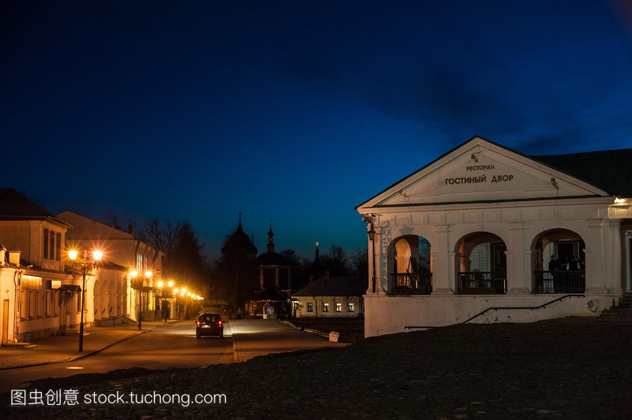 古老的俄罗斯小城镇景观与教会。苏兹达尔城市