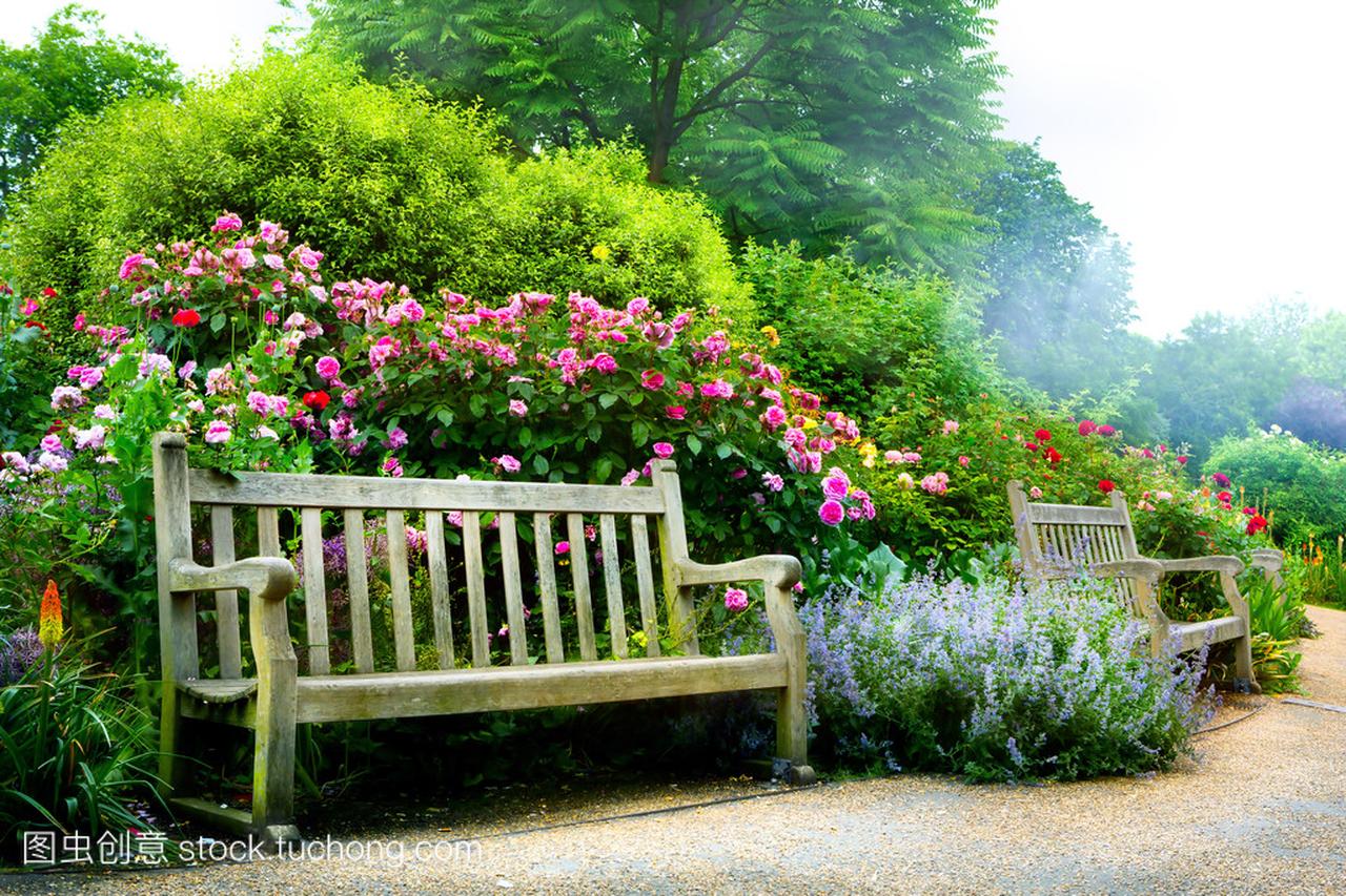 艺术台和鲜花在早上在英语公园
