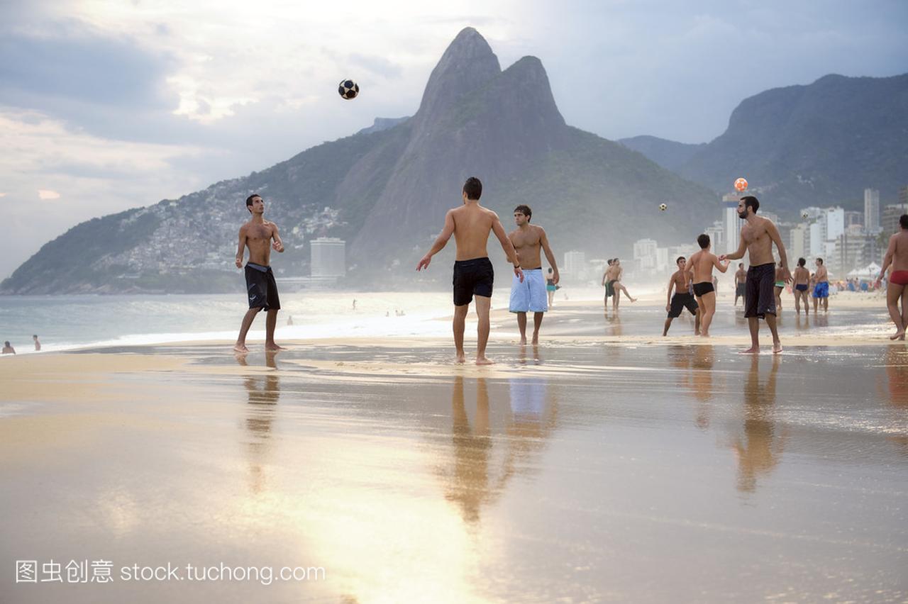 组的 altinho 巴西海滩踢球的巴西人