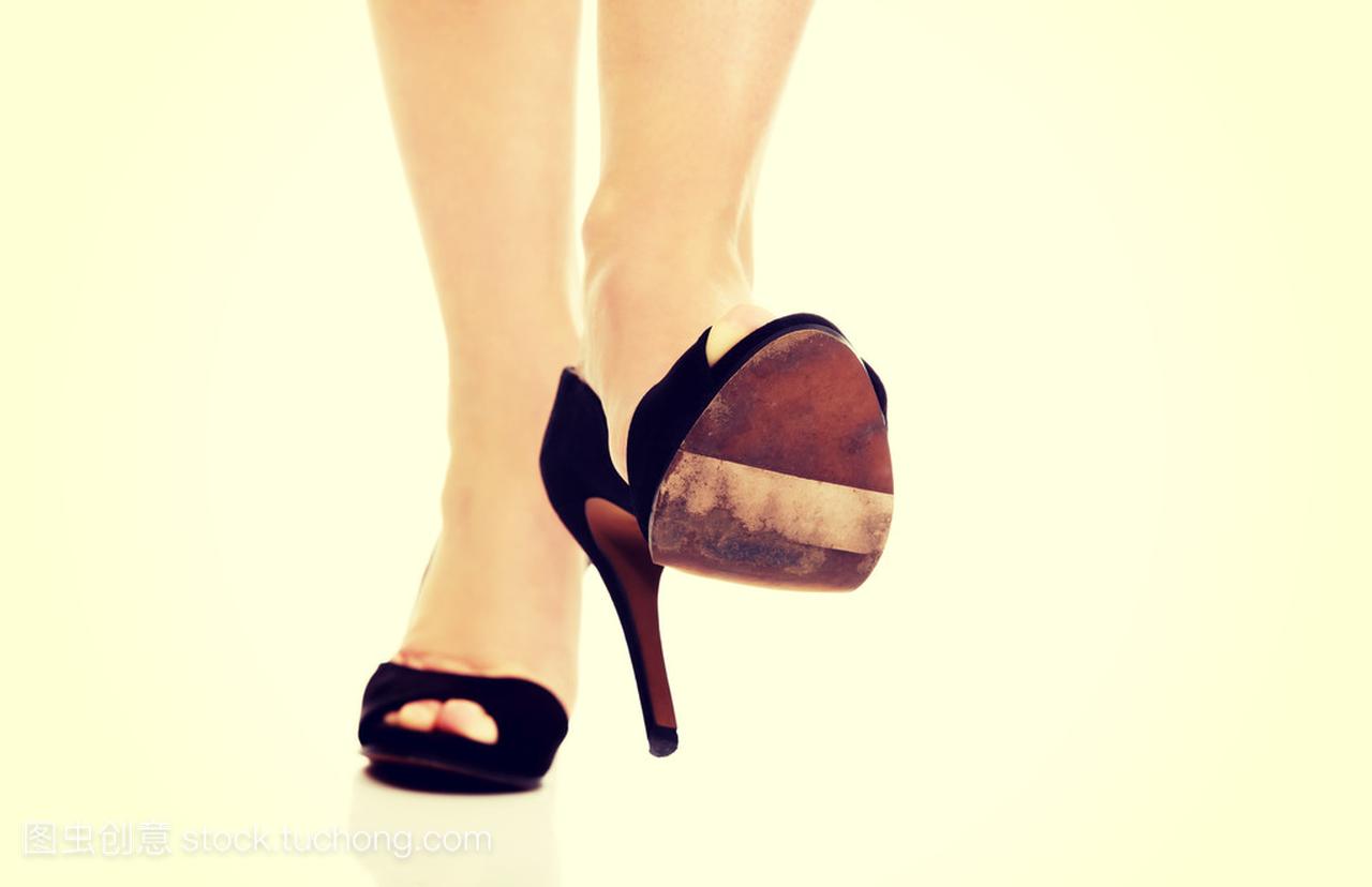 女人腿穿高跟鞋试图踩的东西