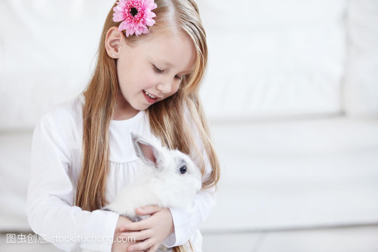 小女孩和白色兔子