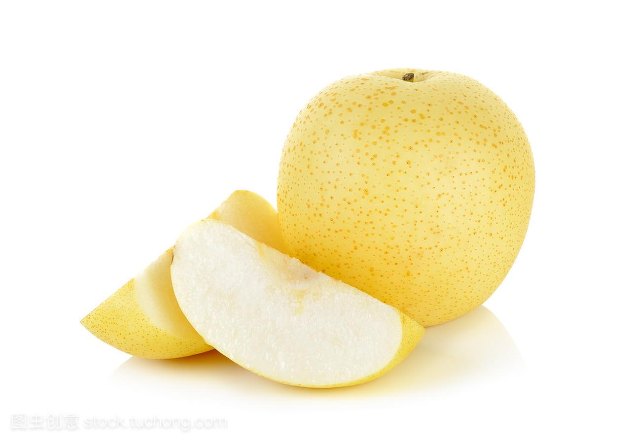 在白色的背景中分离的黄梨切成薄片