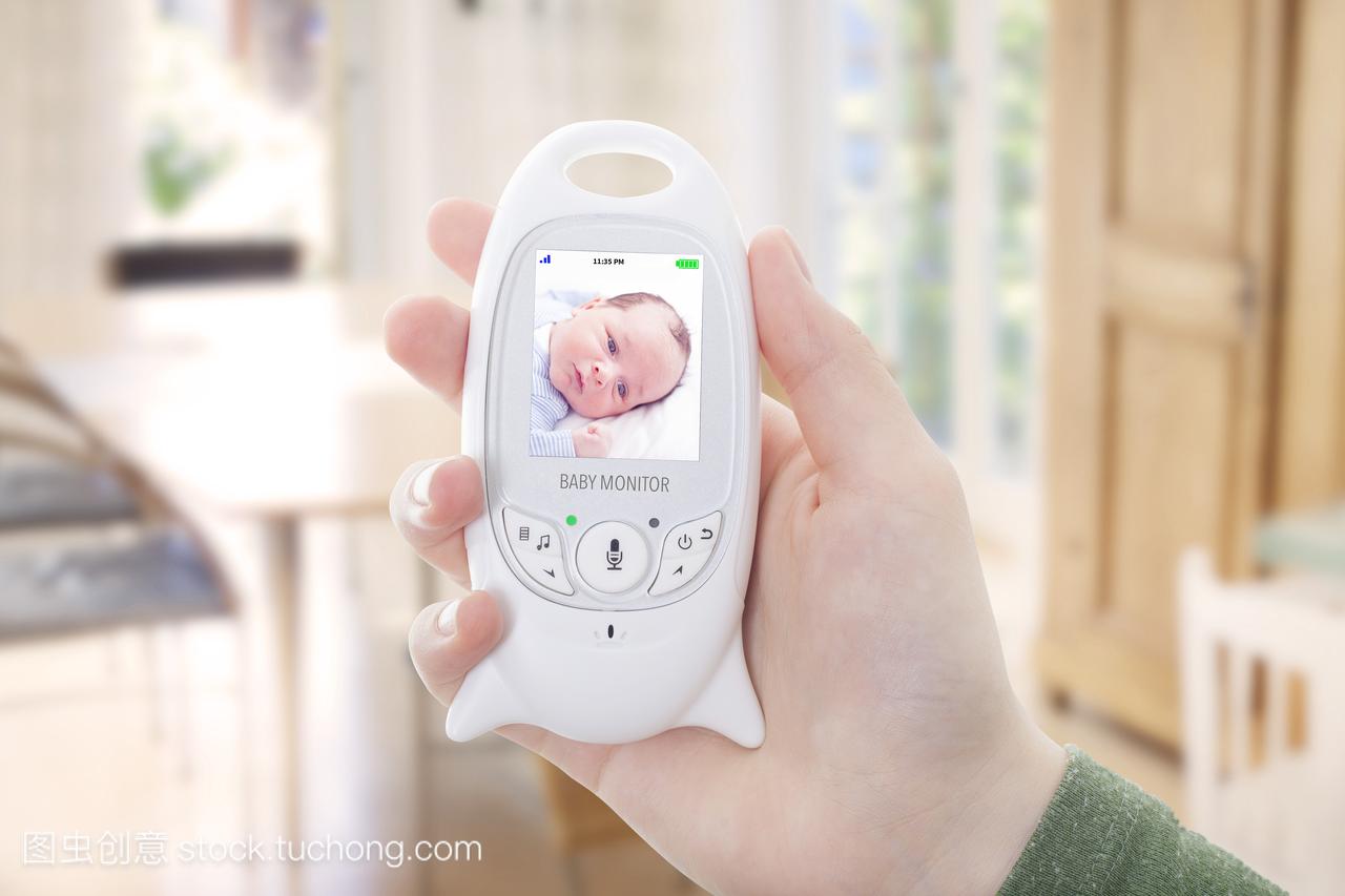 父级监视熟睡的婴儿,通过婴儿监视器