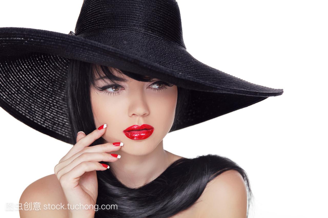 美容时尚风格时尚女模特在黑帽子。修剪整齐的