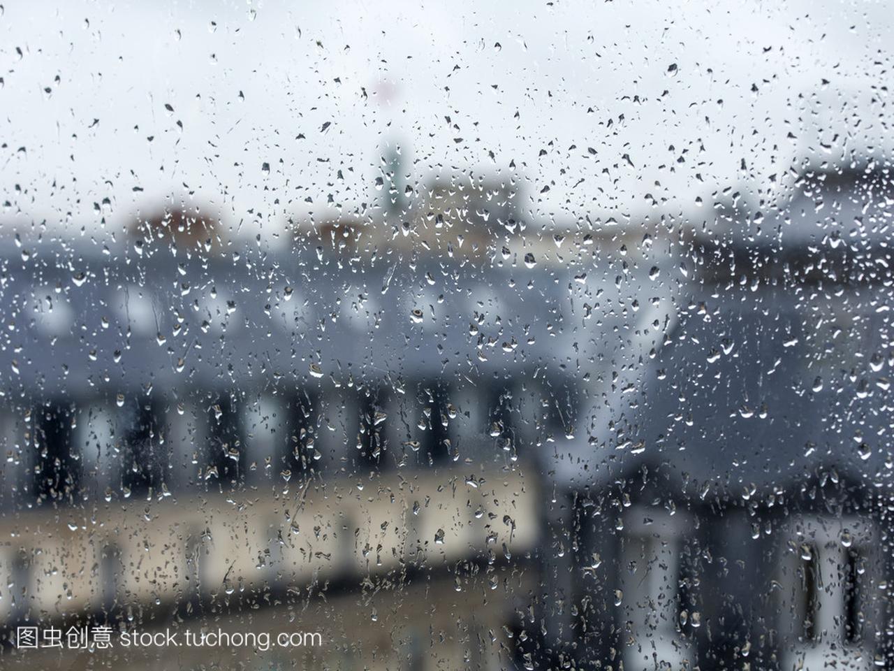 巴黎,法国,2015 年 8 月 27 日。从对城市的阴雨