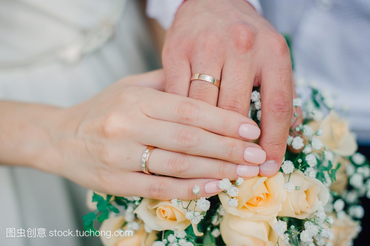 男人和女人结婚戒指的图片
