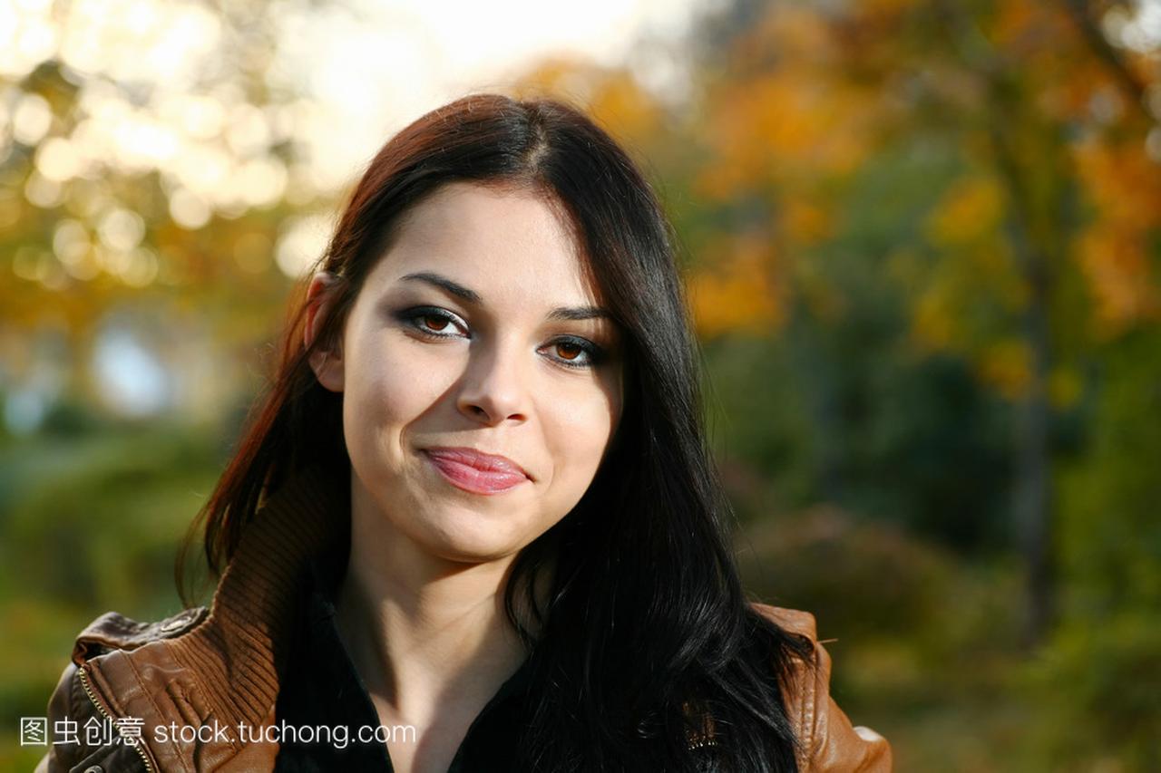 秋天室外肖像的拉丁裔美国年轻漂亮的女人