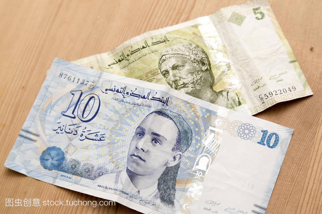 突尼斯货币、 木桌背景突尼斯第纳尔