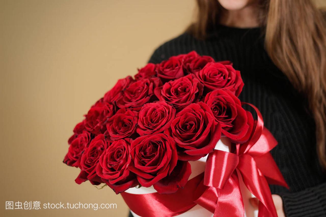 穿黑夹克抱着牵手丰富礼品花束 21 红玫瑰的女