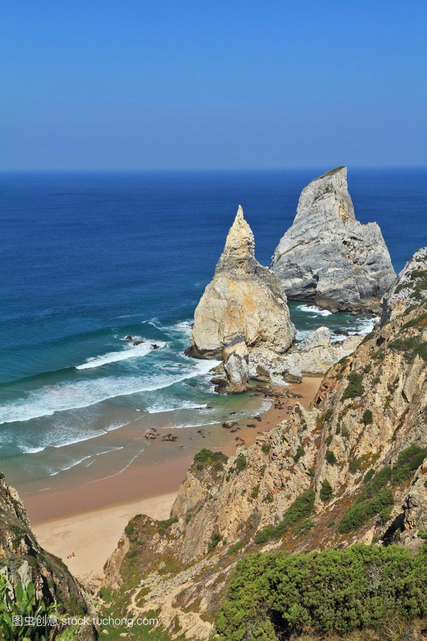 葡萄牙的海岸。岩石,类似于冰淇淋