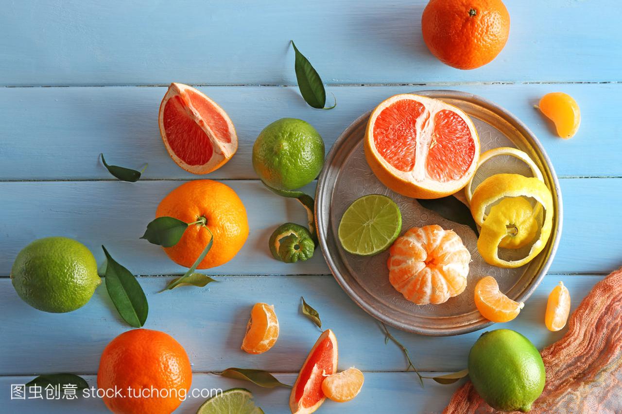 绿色的叶子上木桌特写新鲜柑橘类水果